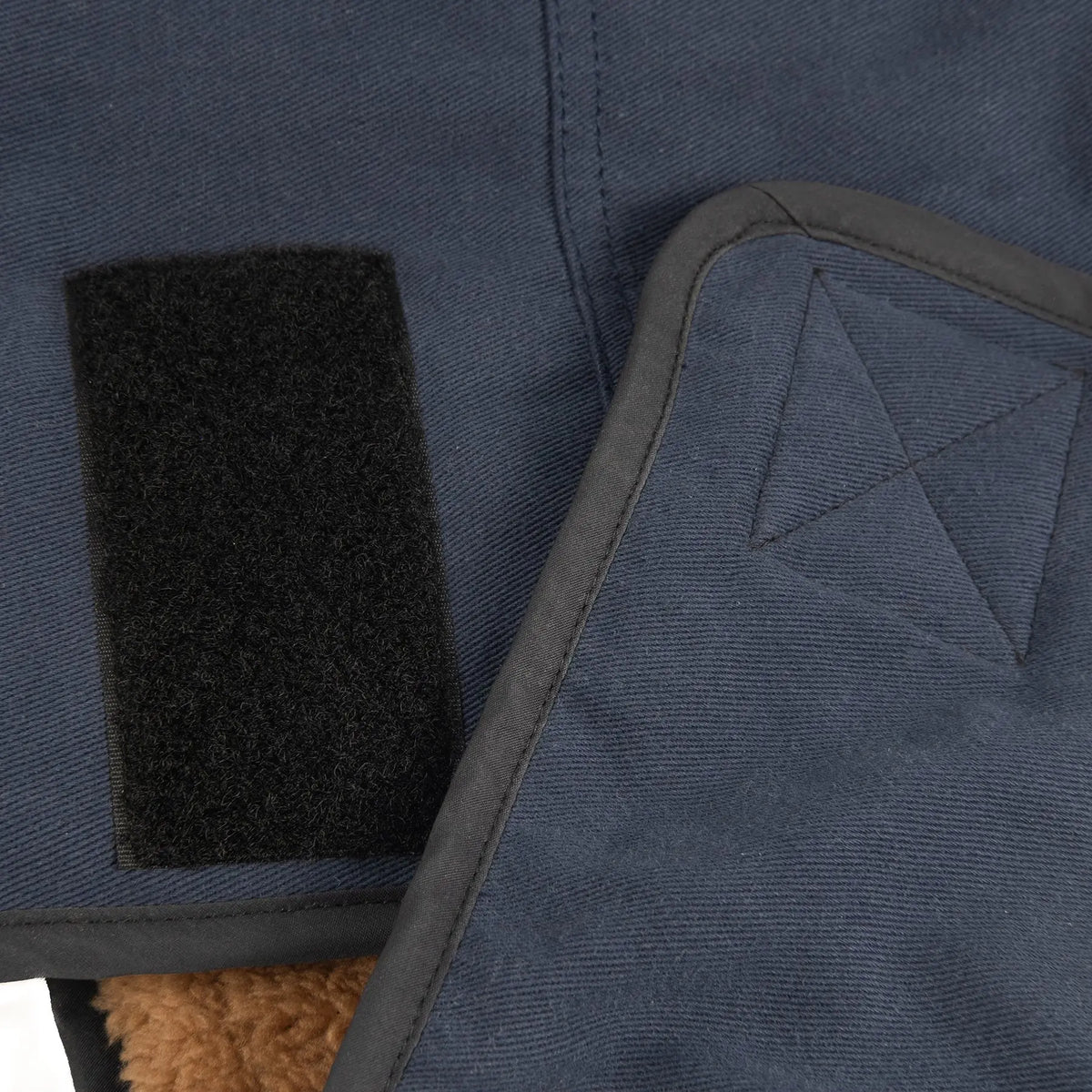Detalles de las correas ajustables de una chaqueta para perros para climas fríos, que aseguran un ajuste ceñido y seguro para perros activos.
