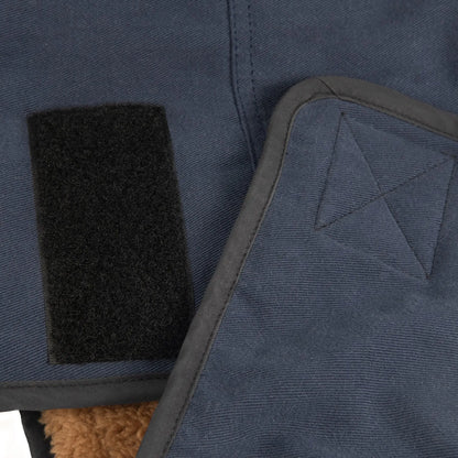 Detalles de las correas ajustables de una chaqueta para perros para climas fríos, que aseguran un ajuste ceñido y seguro para perros activos.