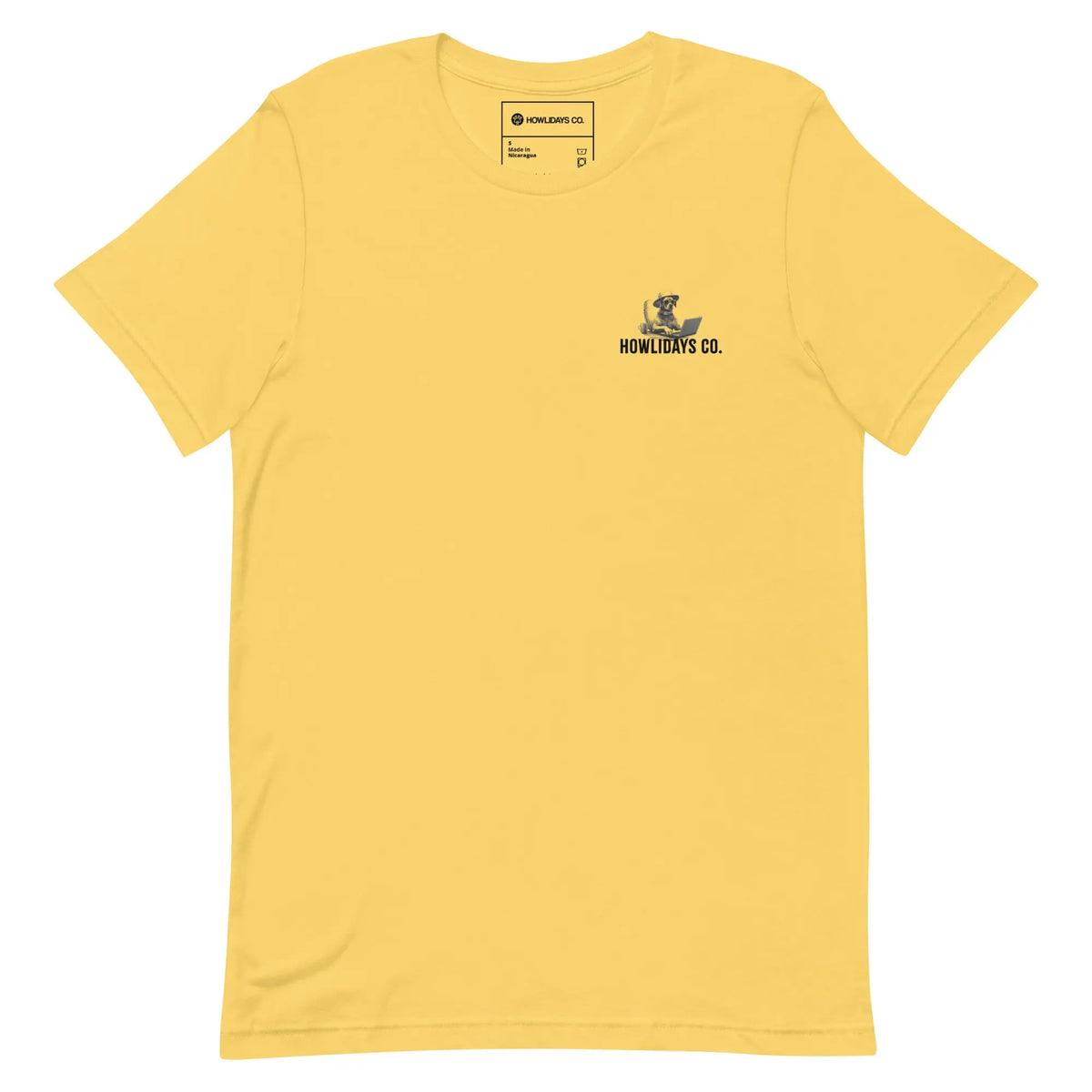 Vista frontal de la Paws & Places Tee amarilla, con un pequeño estampado negro en el pecho.