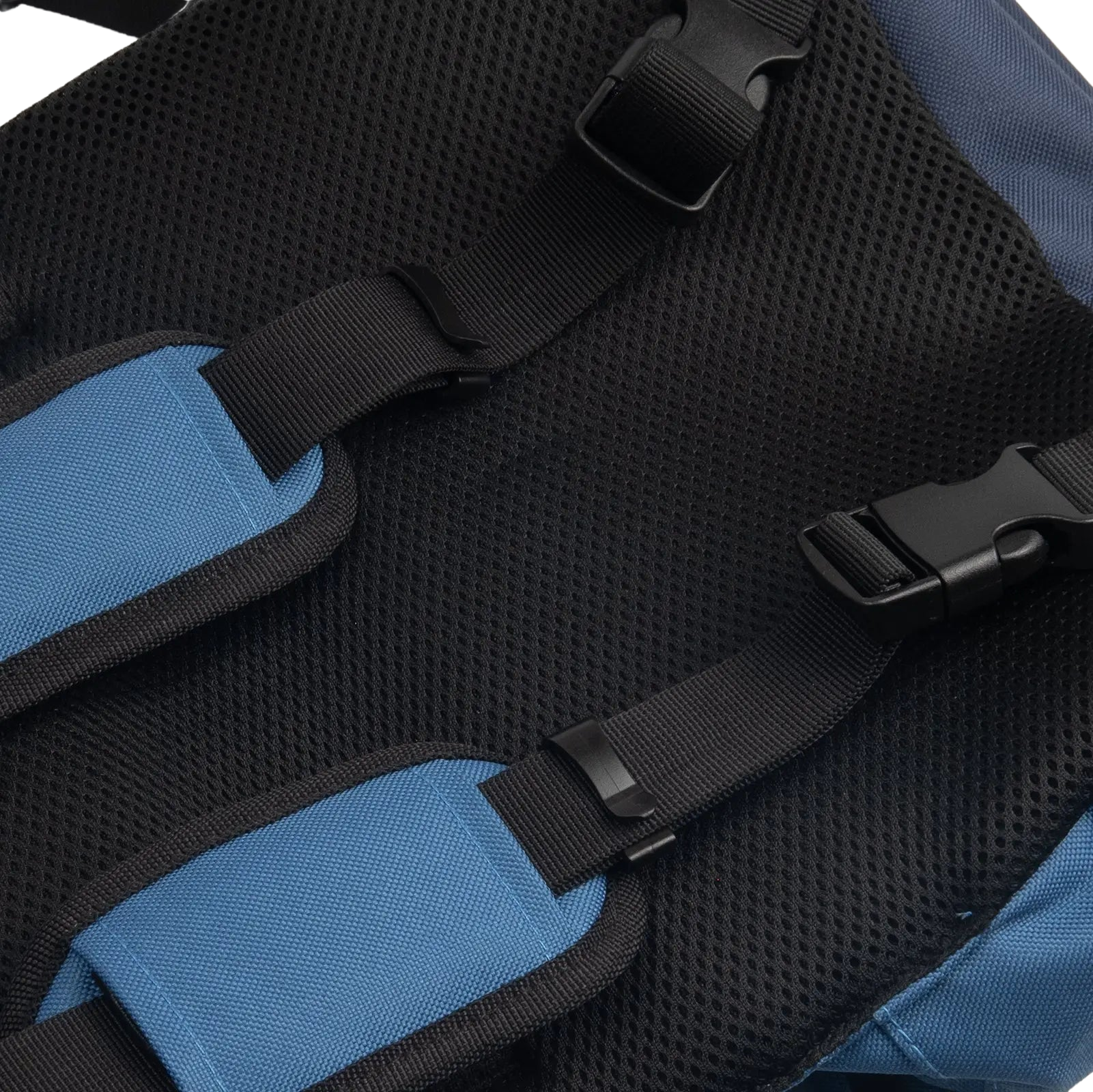 Vista detallada del sistema de correas ajustables con clips, que garantiza un ajuste ceñido y cómodo para perros de todos los tamaños.