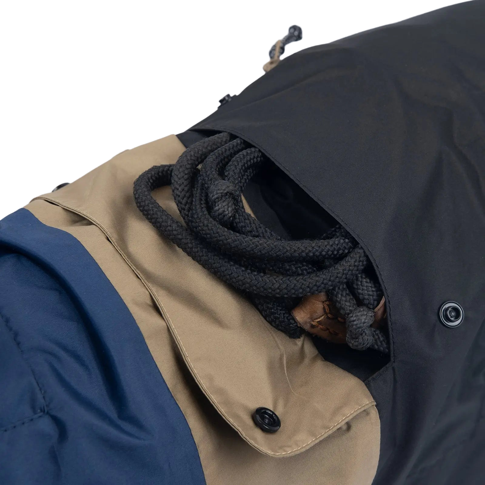Amplio bolsillo dorsal del impermeable para perros Baja Coastline, perfecto para llevar pequeños artículos esenciales en rutas y salidas con lluvia.