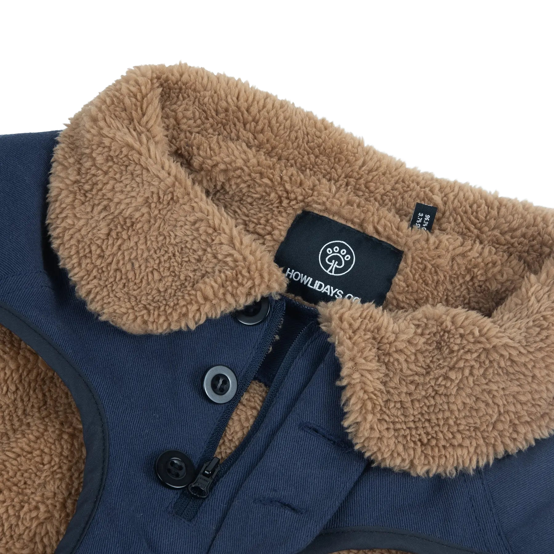 Primer plano de una chaqueta de invierno para perros con cremallera frontal y botones, diseñada para ponerla fácilmente y ofrecer un ajuste seguro.